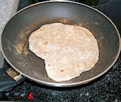 Chapati in der Pfanne